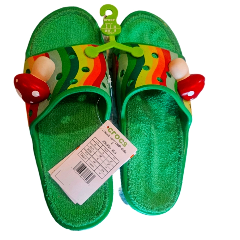 🎄 NWT Crocs size J6 or women's 8